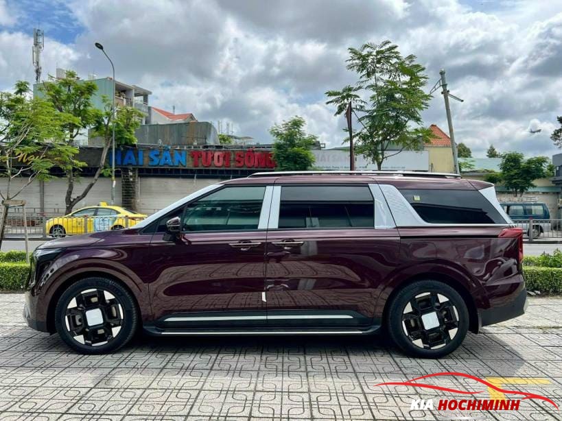 Kia Carnival màu Đỏ sẫm Mr5